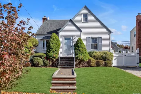 80 Kamda Blvd, North Hempstead, NY 11040