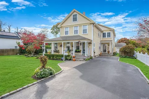 10 Cleveland Ave, Sayville, NY 11782