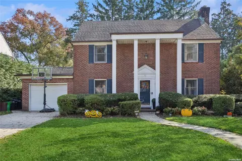 22 Huntington Rd, Garden City, NY 11530