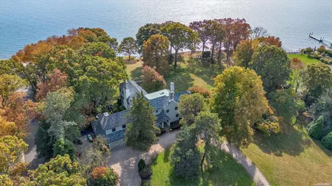 7 Duck Island Ln, Northport, NY 11768