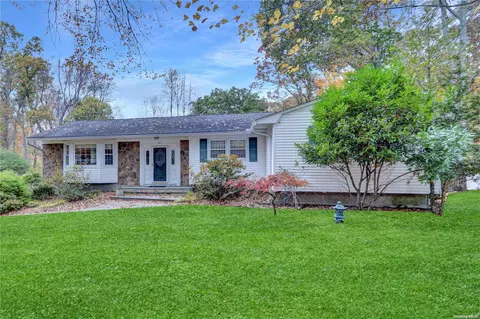 61 New Mill Rd, Smithtown, NY 11787