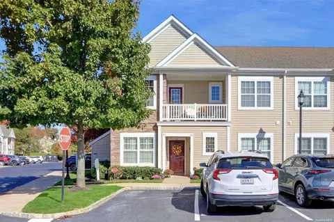 112 Smiths Ln #112, Massapequa, NY 11758