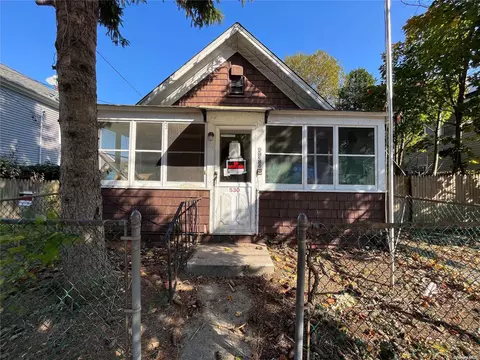 530 Washington Ave, Riverhead, NY 11901
