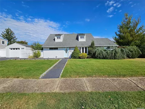 3165 Dorset Ln, Levittown, NY 11756