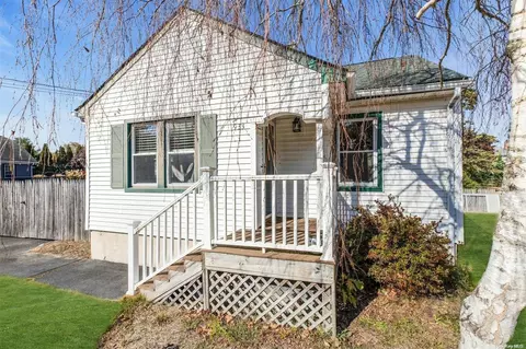 933 Maple St, Bohemia, NY 11716