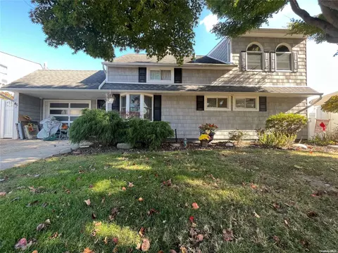 45 Blackbird Ln, Levittown, NY 11756