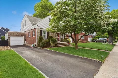 1505 Terrace Blvd, North Hempstead, NY 11040