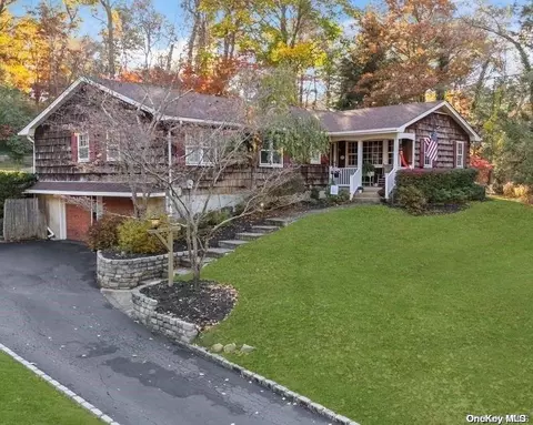 4 Tween Ct, Saint James, NY 11780