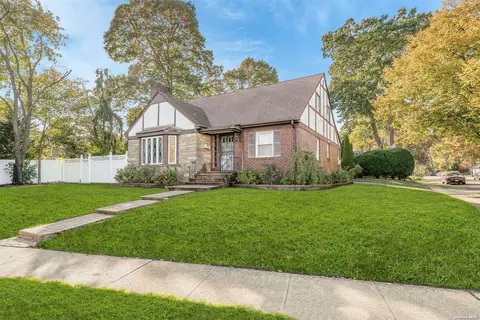 95 E Shore Dr, Massapequa, NY 11758
