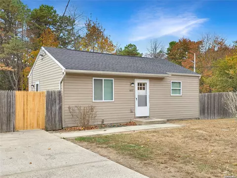 662 Hoffman Ave, Bellport, NY 11713