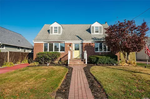 65 Chestnut St, Hicksville, NY 11801