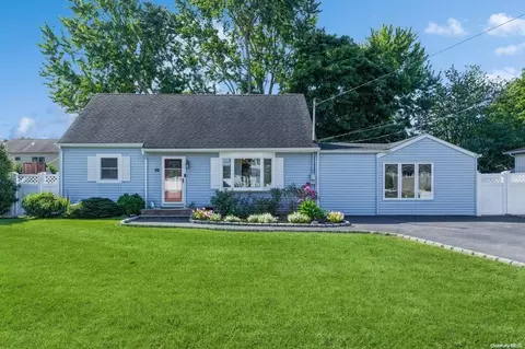 32 Dunkirk St, Deer Park, NY 11729