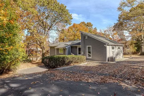 1 Roe Ln, Port Jefferson, NY 11777