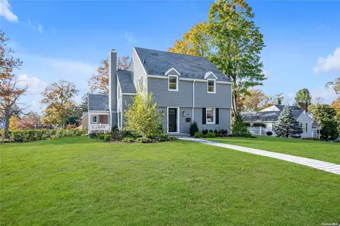 9 Lynn Rd, North Hempstead, NY 11050