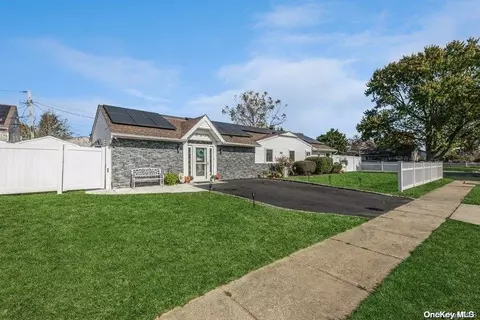 27 Wilson Ln, Bethpage, NY 11714
