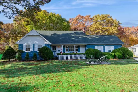 42 Oxbow Rd, Patchogue, NY 11772