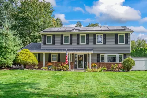 10 Meadowrue Ln, East Northport, NY 11731