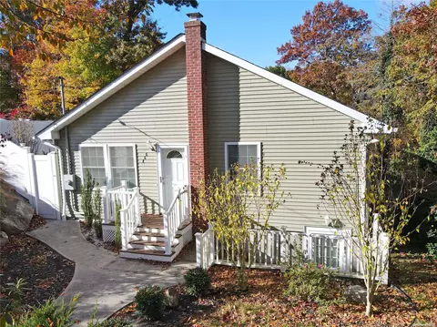266 Locust Dr, Rocky Point, NY 11778