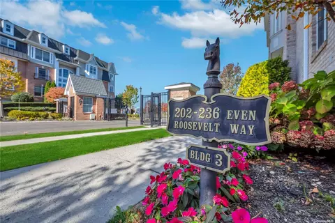 222 Roosevelt Way #222, North Hempstead, NY 11590