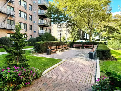 5 Birchwood Ct #2D, North Hempstead, NY 11501