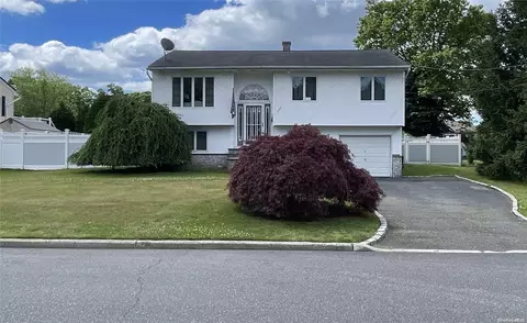 111 Boulevard Ave, West Islip, NY 11795