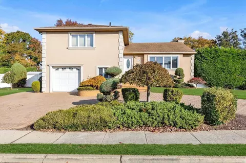 115 Haypath Rd, Plainview, NY 11803