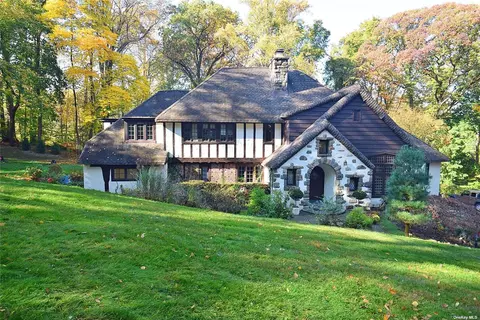 539 Manhasset Woods Rd, North Hempstead, NY 11030