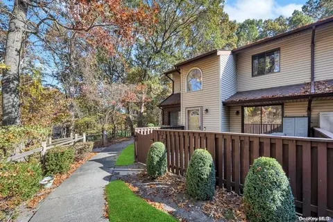 337 Woodland Ct #337, Coram, NY 11727