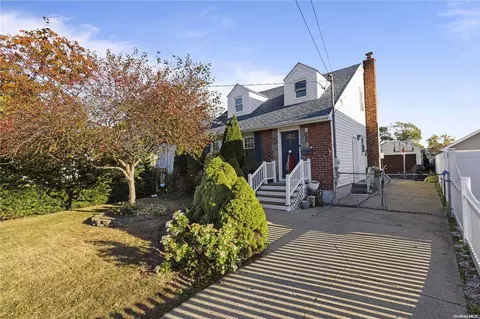 114 Broadmoor Ln, North Hempstead, NY 11590