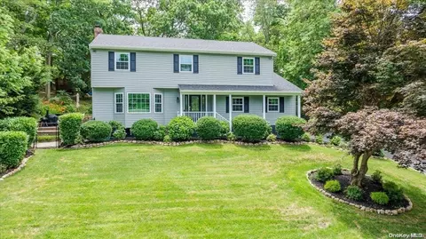 8 Frost Ln, Wading River, NY 11792