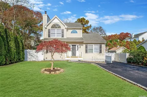 17 Kent Pl, Mastic, NY 11950