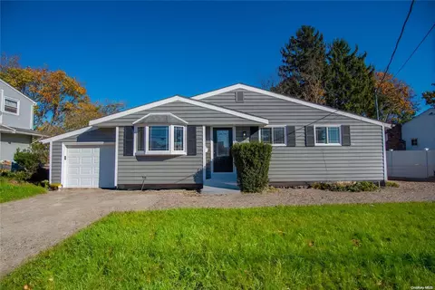 87 W 5th St, Deer Park, NY 11729