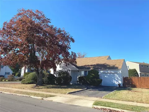 30 Eastgate Rd, Massapequa Park, NY 11762