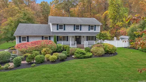 21 Williamsburg Dr, Northport, NY 11768
