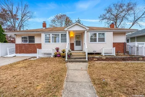 45 Leigh St, Huntington, NY 11743