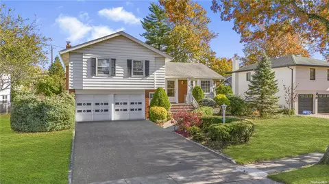 64 Shelbourne Ln, North Hempstead, NY 11040