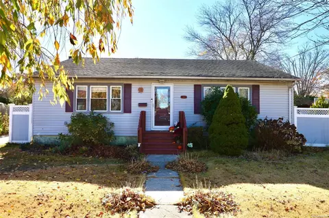 20 Haynes Ave, West Islip, NY 11795
