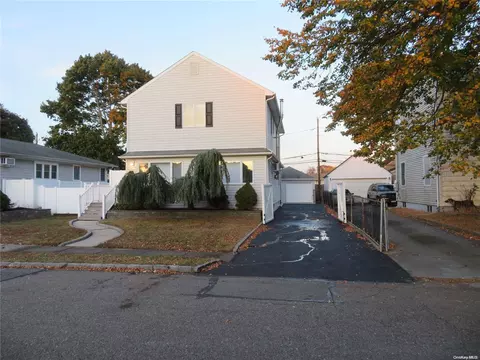 141 Granada Pkwy, Lindenhurst, NY 11757