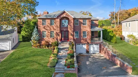 10 Summit Ln, North Hempstead, NY 11040