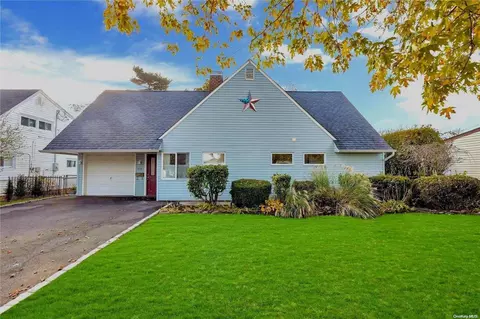 514 Sand Hill Rd, Wantagh, NY 11793