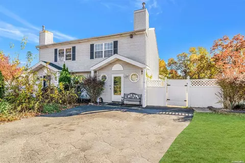 18 Trim St, Bay Shore, NY 11706