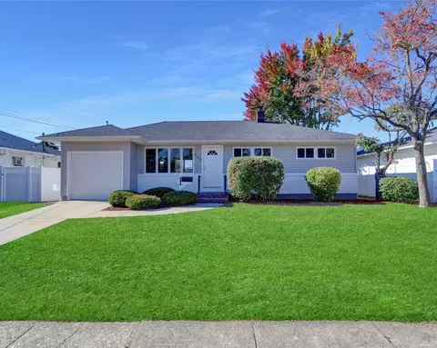 950 N Delaware Ave, Lindenhurst, NY 11757