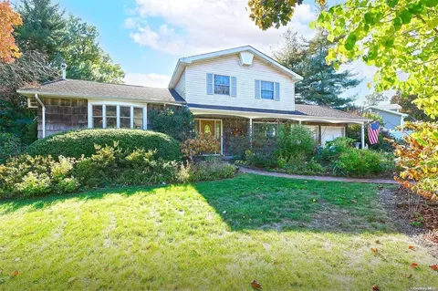 40 Berkshire Dr, Hauppauge, NY 11788