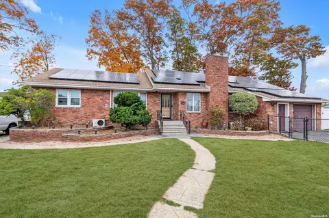 215 Abbington Ct, Copiague, NY 11726