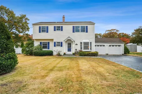 48 6th Ave, Kings Park, NY 11754