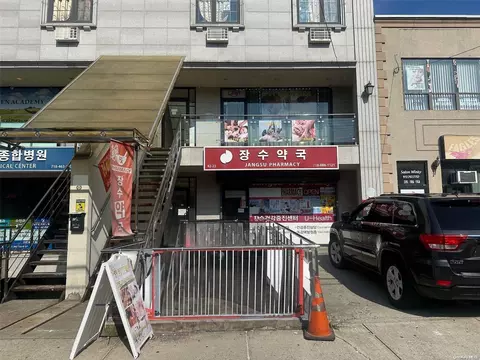 42-23 162nd St, New York, NY 11358 photo 1