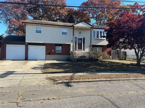 208 S 10th St, Lindenhurst, NY 11757