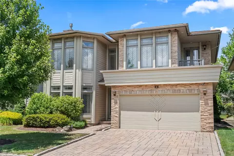 8 Holiday Pond Rd, Jericho, NY 11753