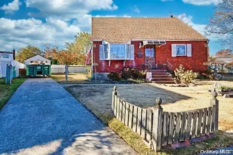 9 Surrey Ln, Bellmore, NY 11710