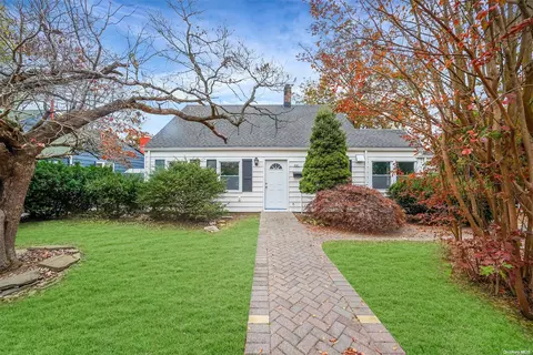647 Lowell St, North Hempstead, NY 11590